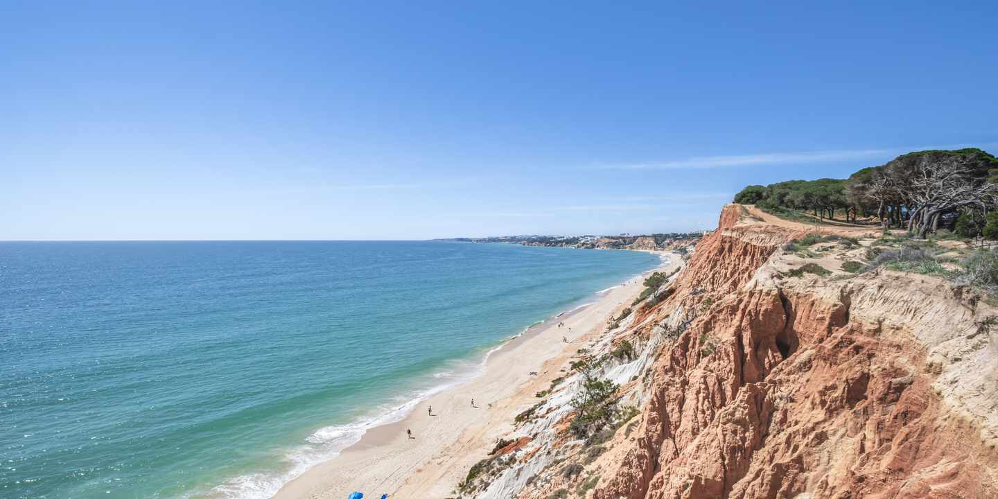 Praia da Falésia – rot-orangene Klippen und langer Sandstrand an der Algarve bei Albufeira