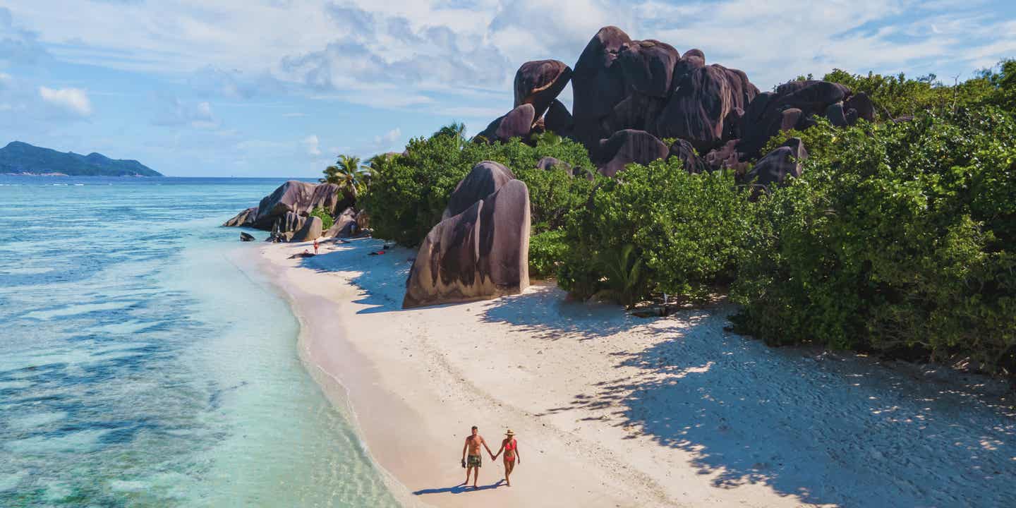 Paar am Strand auf der Seychellen-Insel La Digue