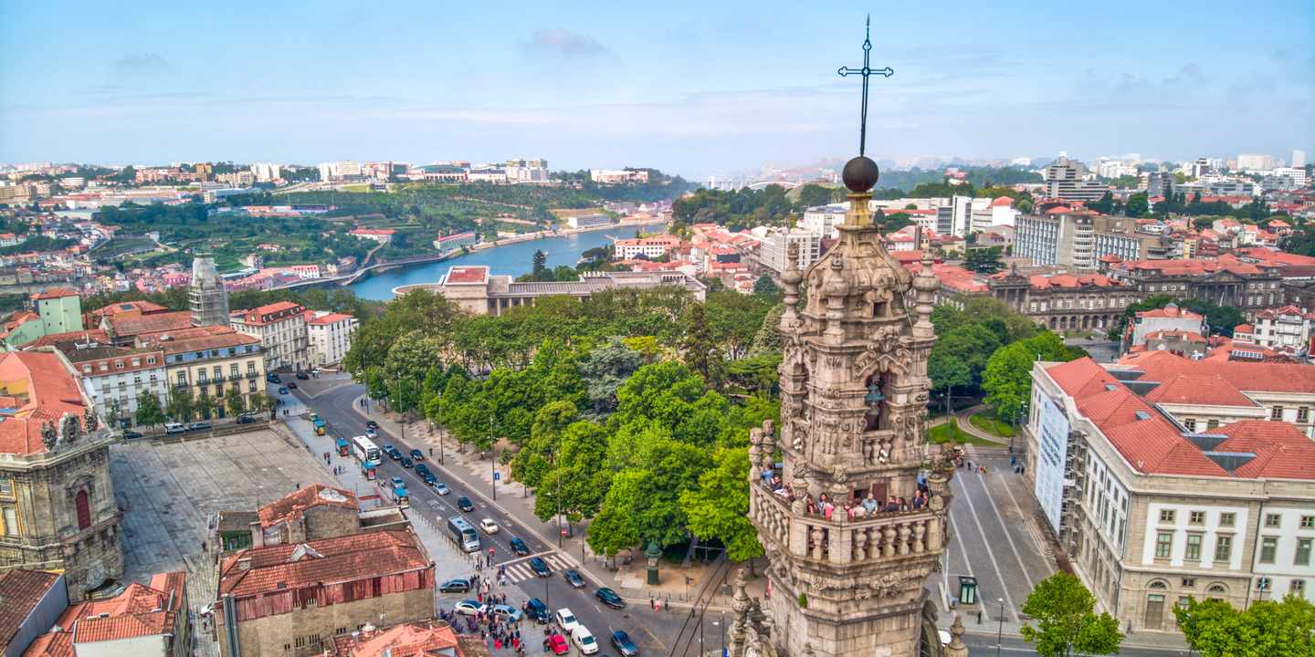 Porto Sehenswürdigkeiten Top 10 – Blick auf den Torre dos Clérigos über die Dächer von Porto und den Douro