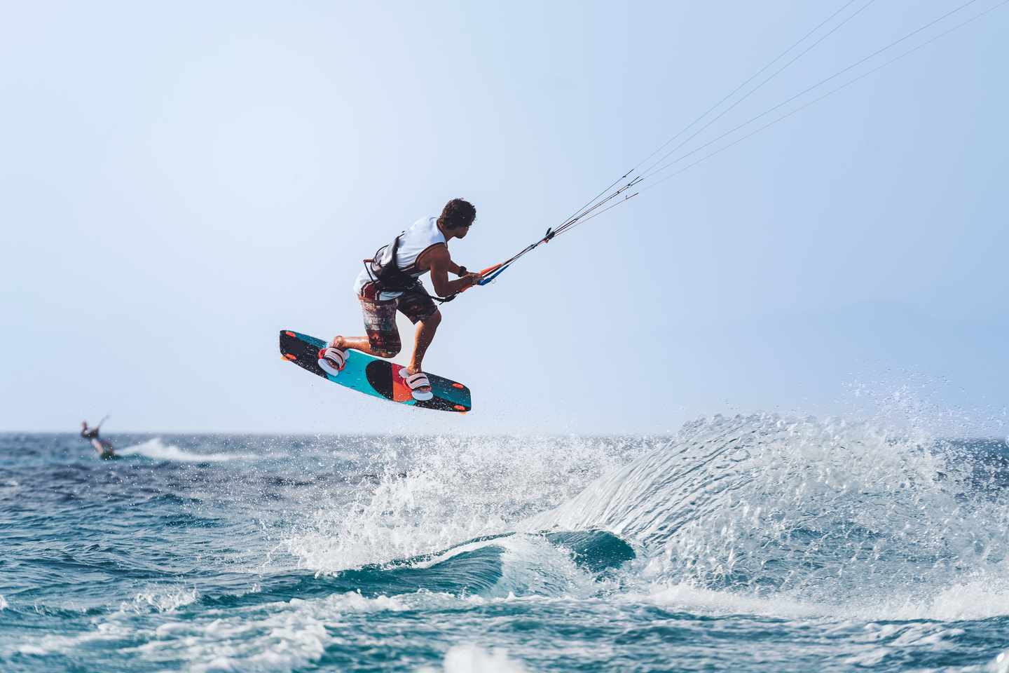 Fliegender Kitesurfer am Meer von Rhodos