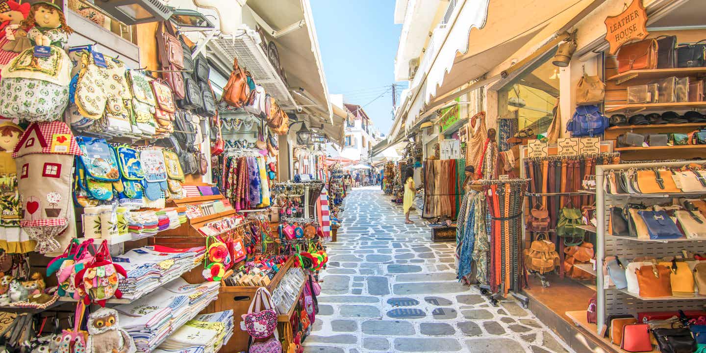 Kos-Tipp: Farbenfrohe Läden in einer gepflasterten Gasse mit Souvenirs in Kos-Stadt