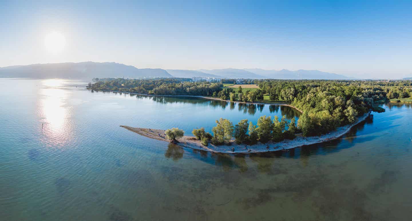 Bodensee Urlaub: Luftaufnahme des Sees mit einer Halbinsel am Ufer