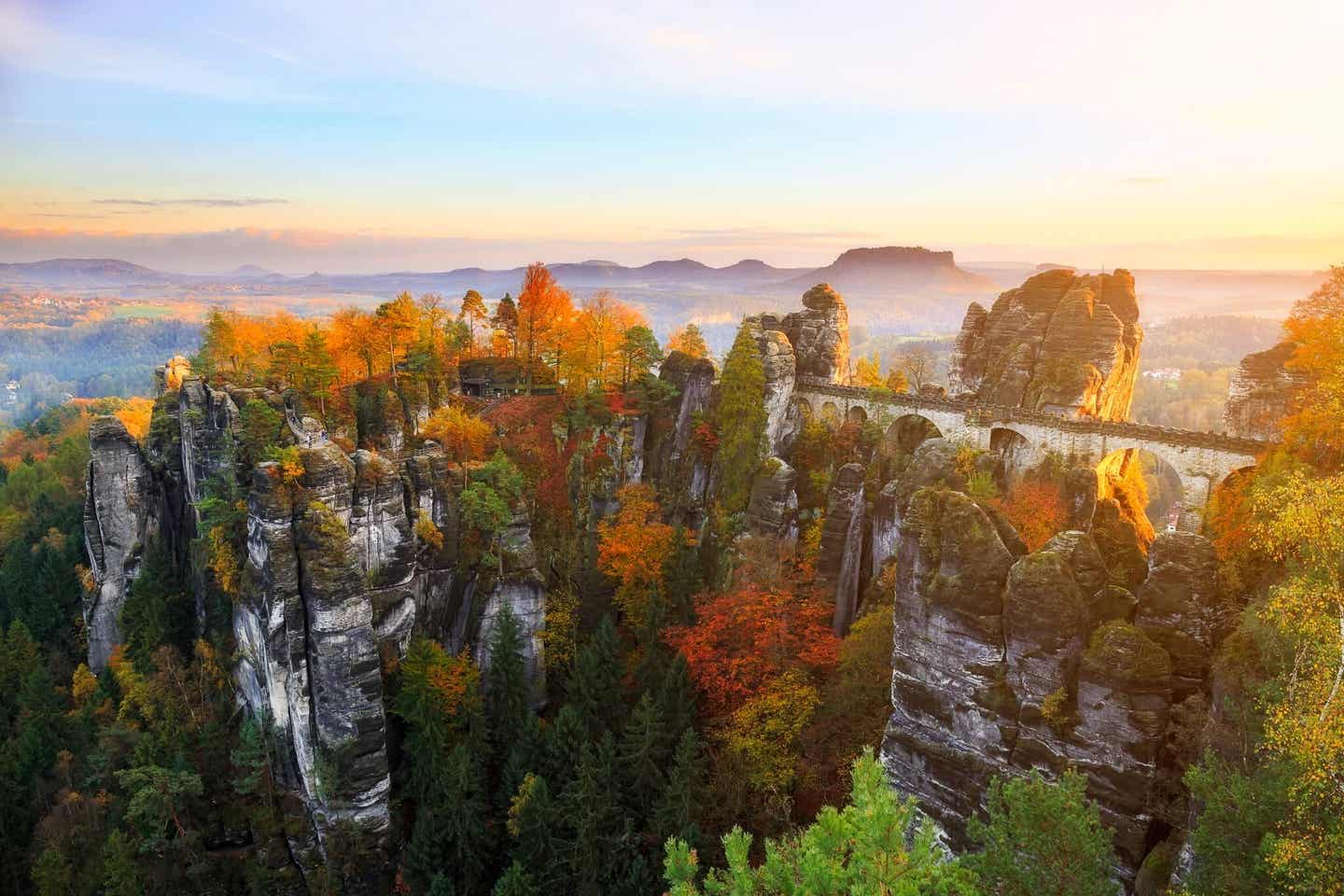 Außergewöhnliches Fotomotiv in Deutschland: die Bastei im Herbst