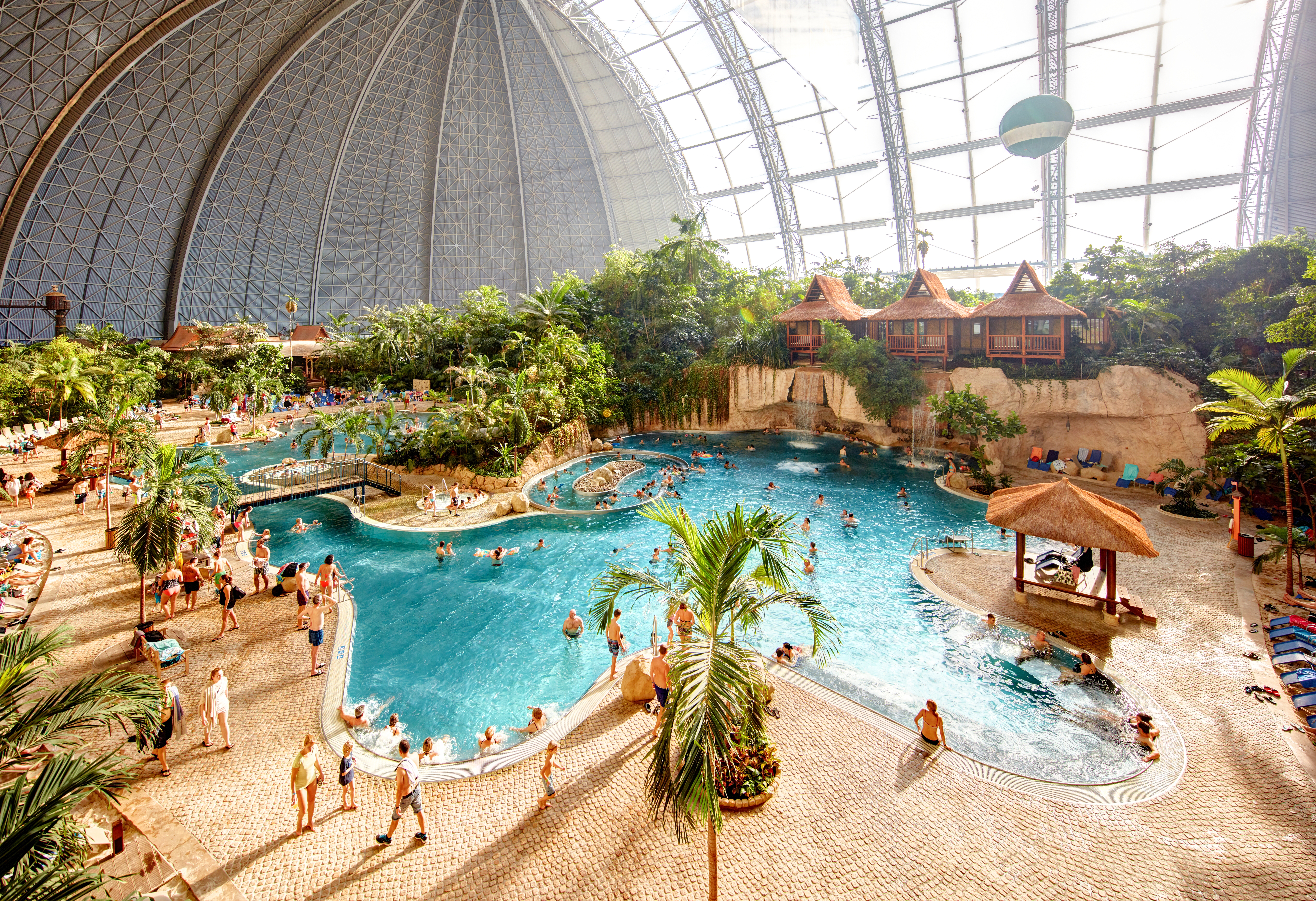 Wasserparks in Deutschland: Poollandschaft im Indoorbereich des Tropical Islands