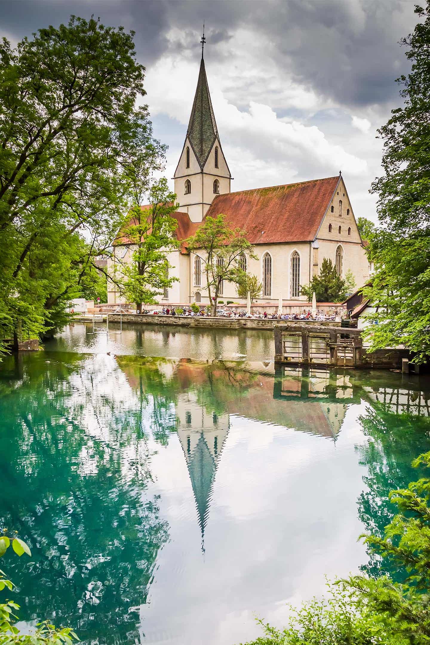 Deutschland Ulm: Blautopf Blick auf die Kirche