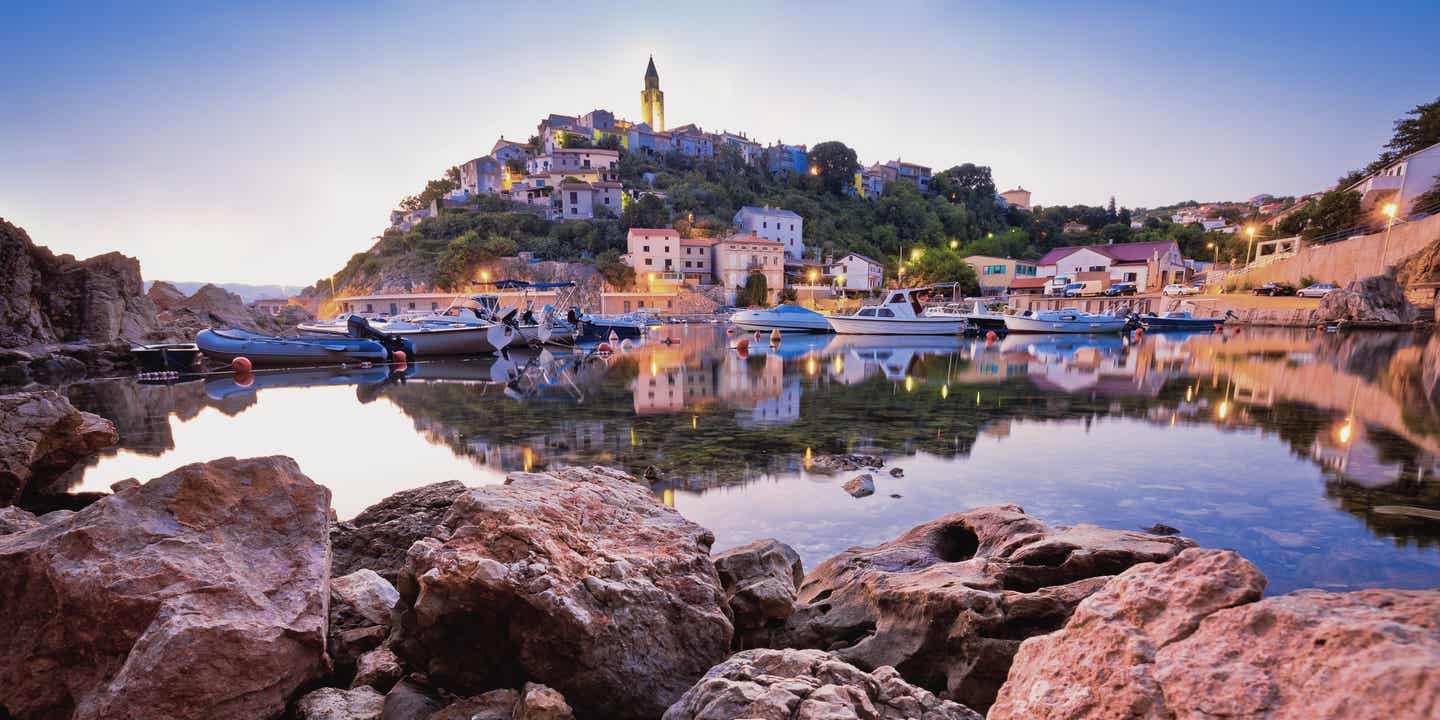 Kvarner Bucht Urlaub - Blick auf Altstadt Vbrnik, Krk, Kroatien