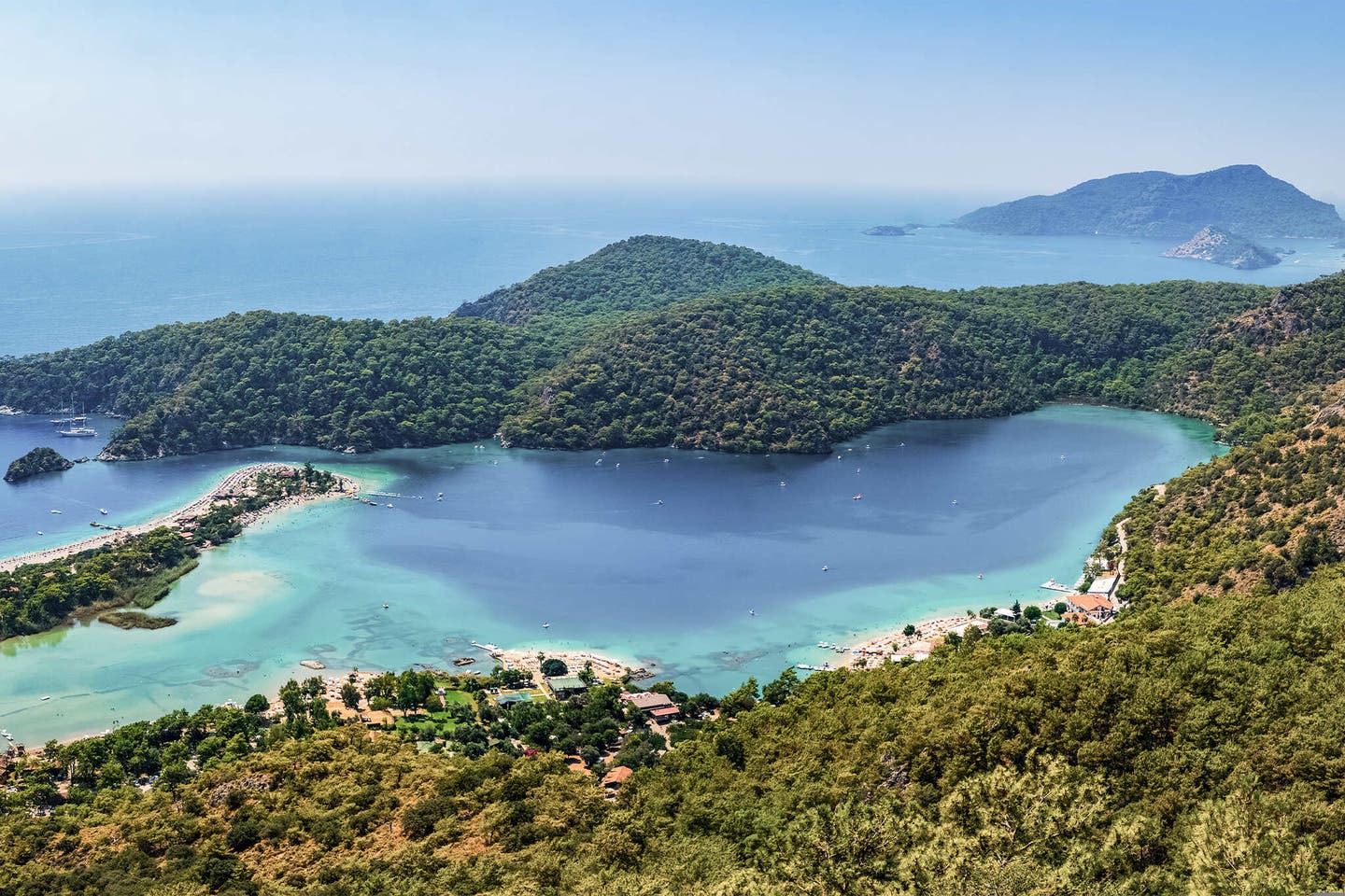 Blick auf die Blaue Lagune von Ölüdeniz: Türkisblaues Meer und bewaldete Bucht