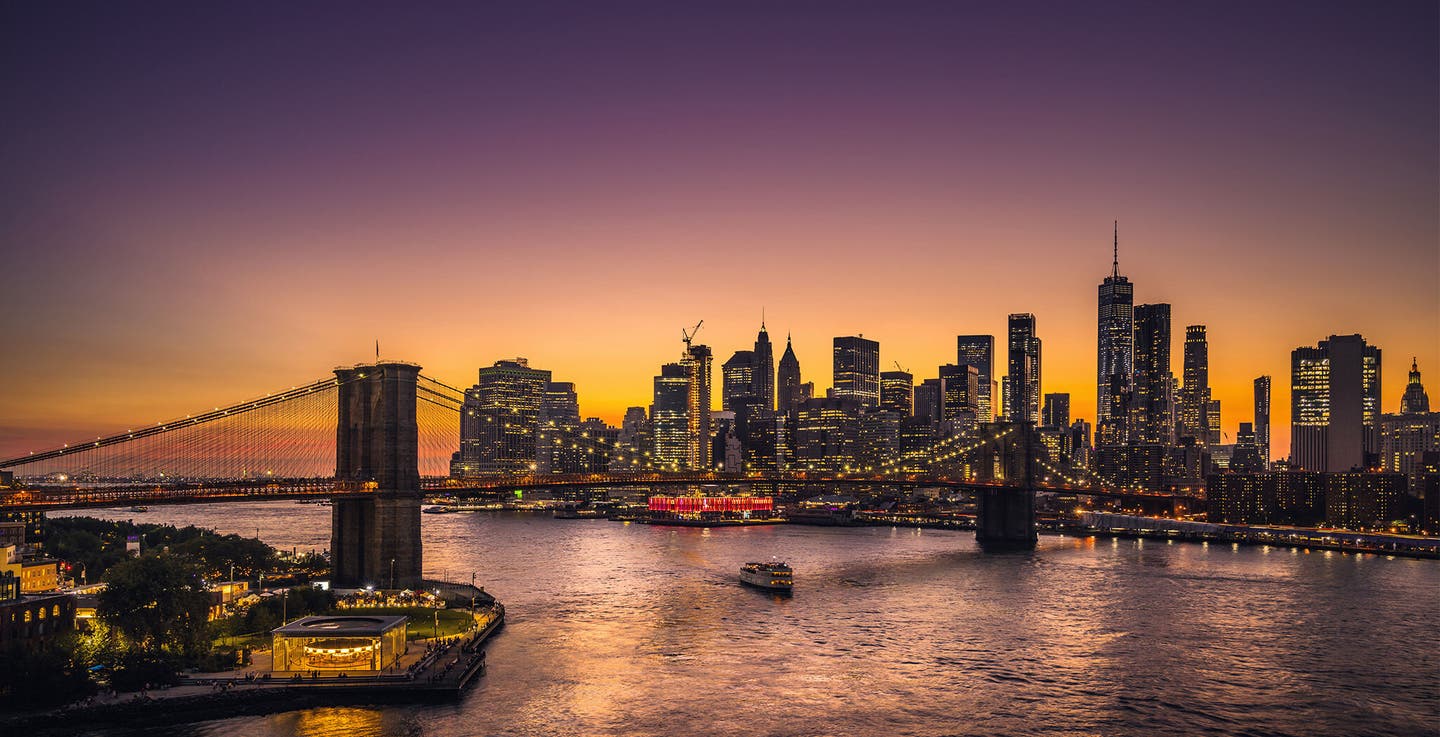 Skyline der Brooklyn Bridge bei Nacht