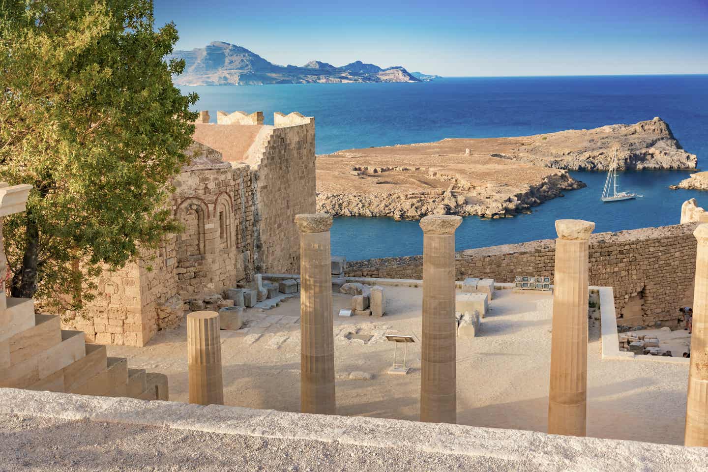 Rhodos Urlaub mit DERTOUR. Akropolis über dem Dorf Lindos mit der alten Kirche des Heiligen Johannes