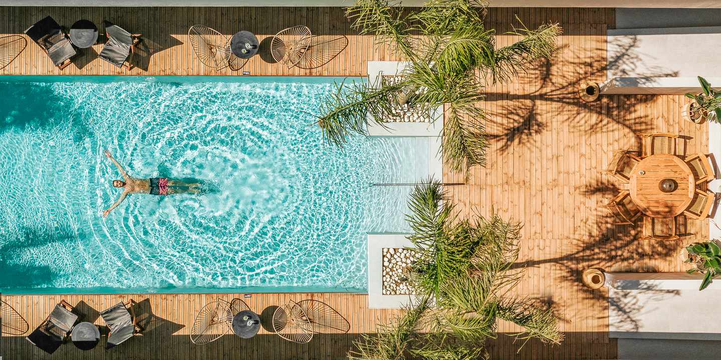 Mann zieht seine Bahnen im Swimming Pool im Hotel