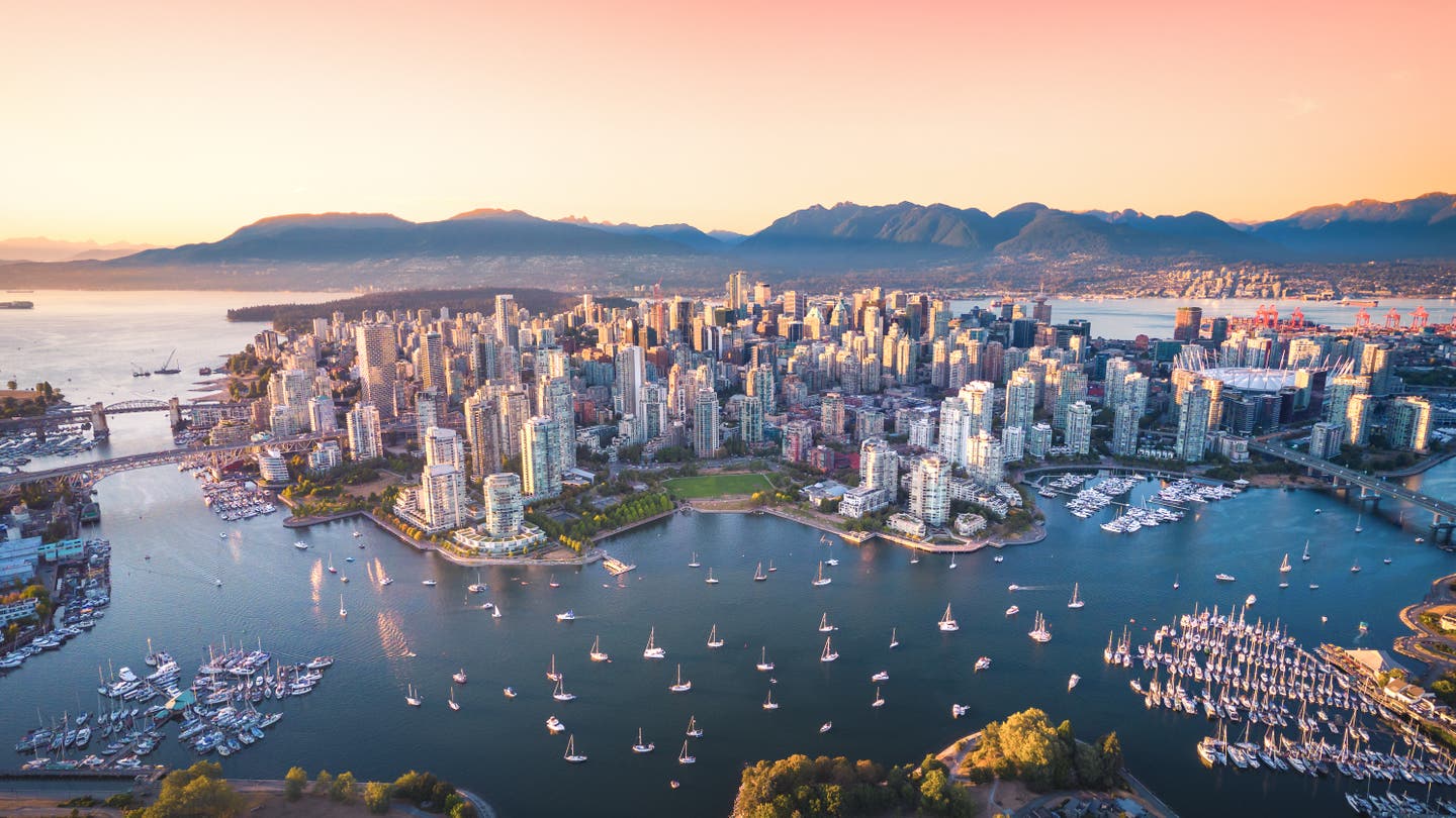 Städtetrip September. Kanada: Luftaufnahme der Skyline von Vancouver bei Sonnenuntergang