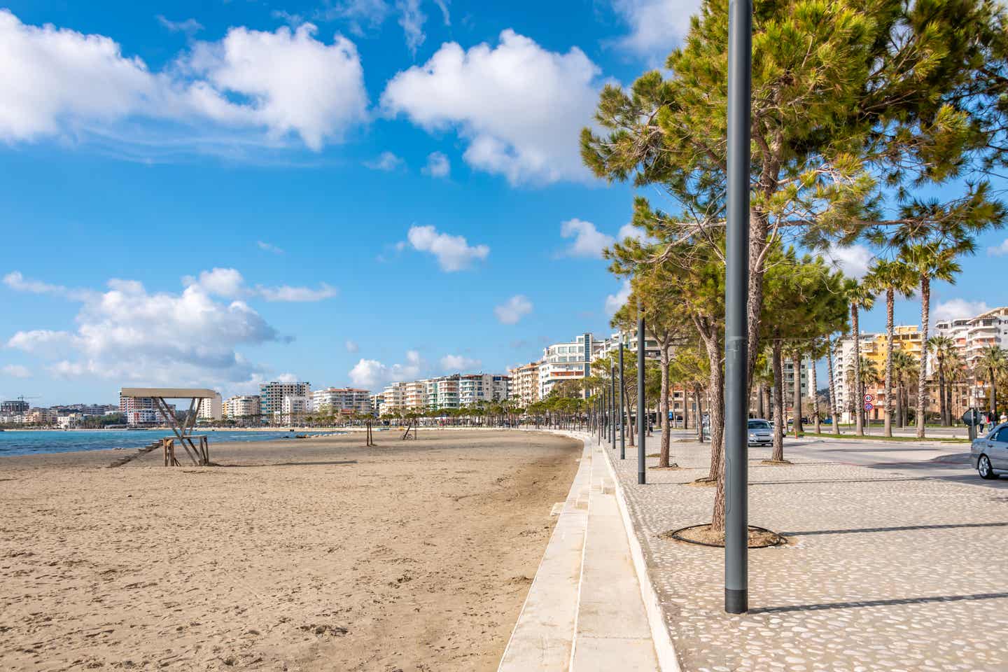 Der Strand Vlora und seine Promenade in Albanien