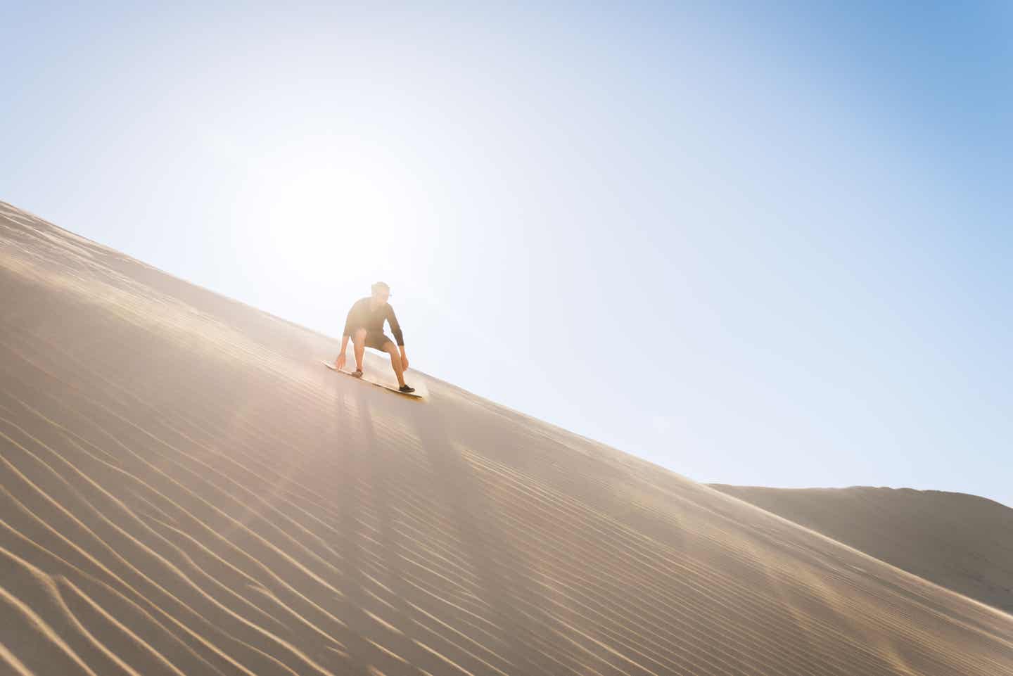 Sandboarder in der Wüste