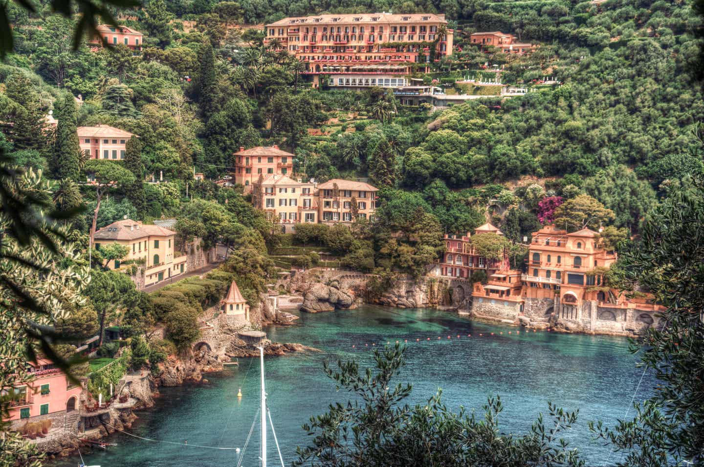 Ligurien Urlaub mit DERTOUR. Villen in den Hügeln bei Portofino über einer kleinen Bucht