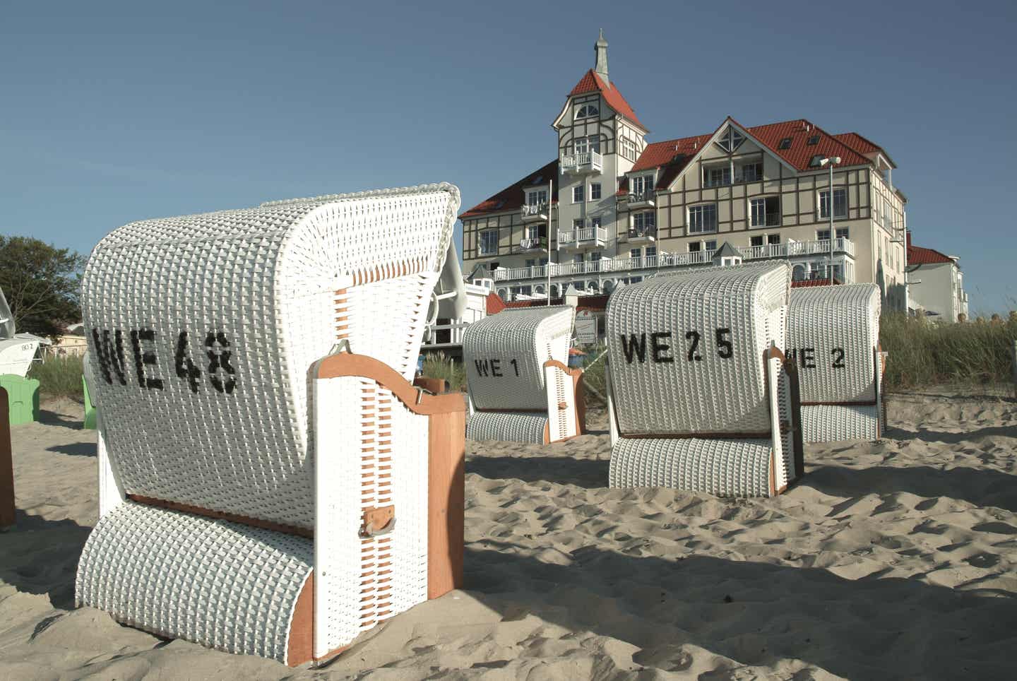 Kühlungsborn Urlaub mit DERTOUR. Blick vom Kühlungsborner Strand mit Strandkörben auf große Gründerzeitvilla an der Strandpromenade