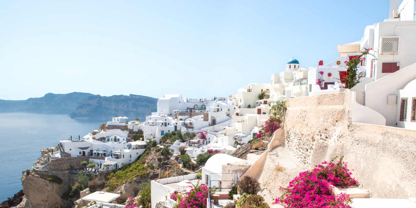 Weiße Häuser im kleinen Dorf Oia in Griechenland