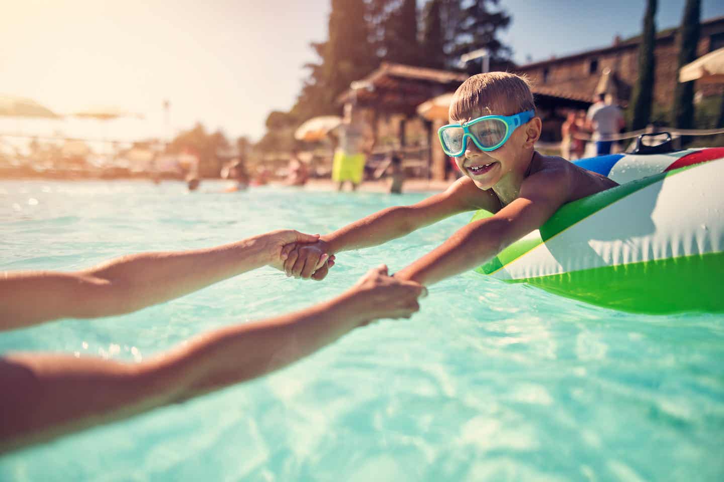 Kleiner Junge schwimmt auf einem Schwimmreifen