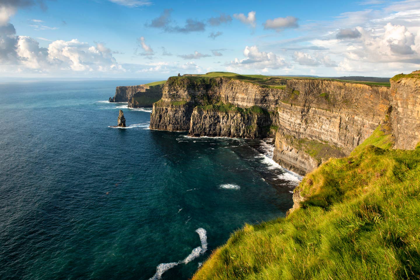 Blick auf die Cliffs of Moher – im wahrsten Sinne ein Must-see im Irland-Urlaub