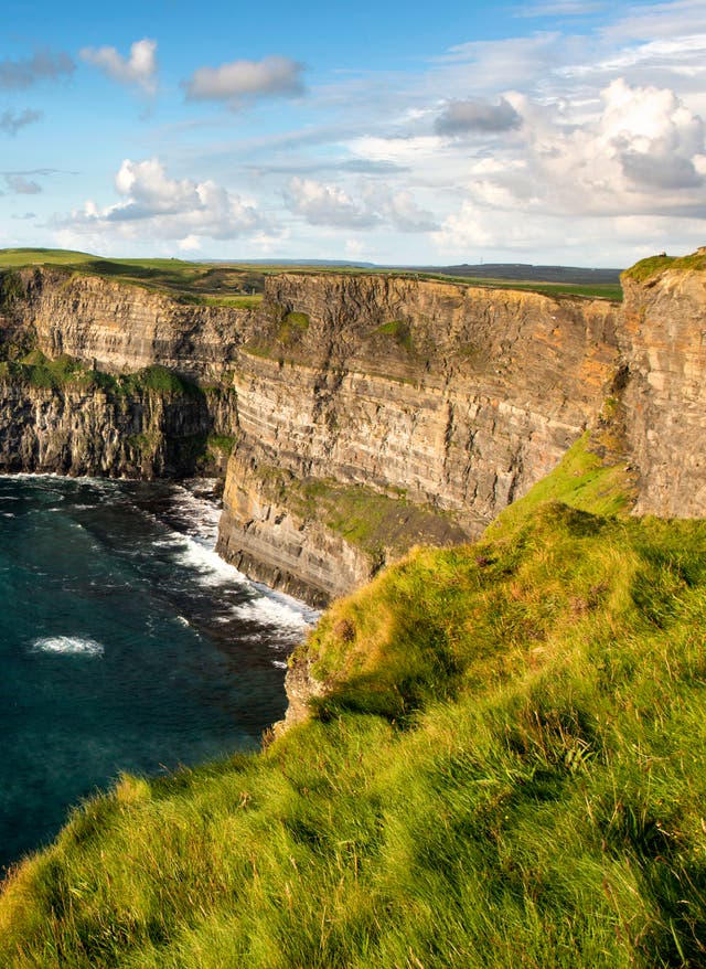 Irland Urlaub Blick auf die Cliffs of Moher – im wahrsten Sinne ein Must-see im Irland-Urlaub