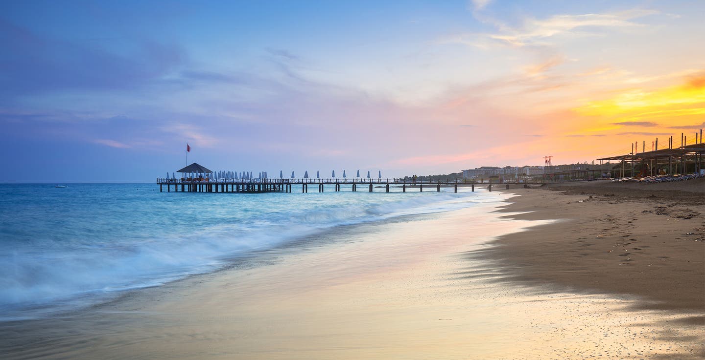 Sides Strand im Sonnenuntergang mit Blick auf Steg