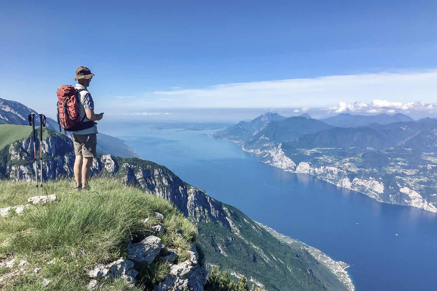 Wandern auf dem Monte Baldo am Gardasee in Italien