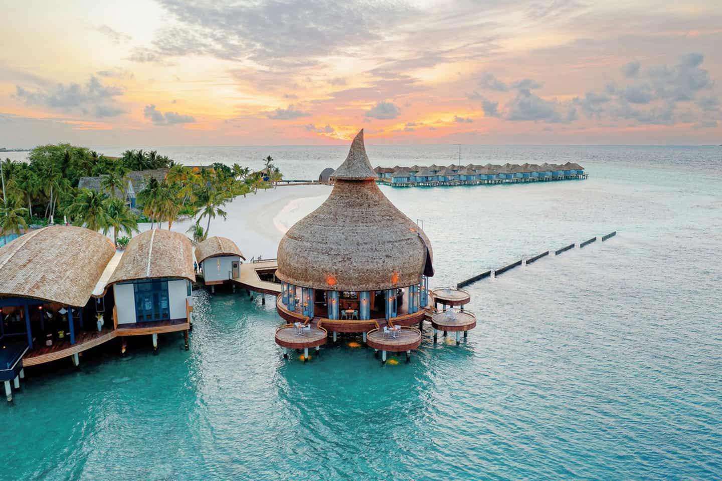 Outrigger Maldives Maafushivaru Resort Restaurant auf dem Wasser