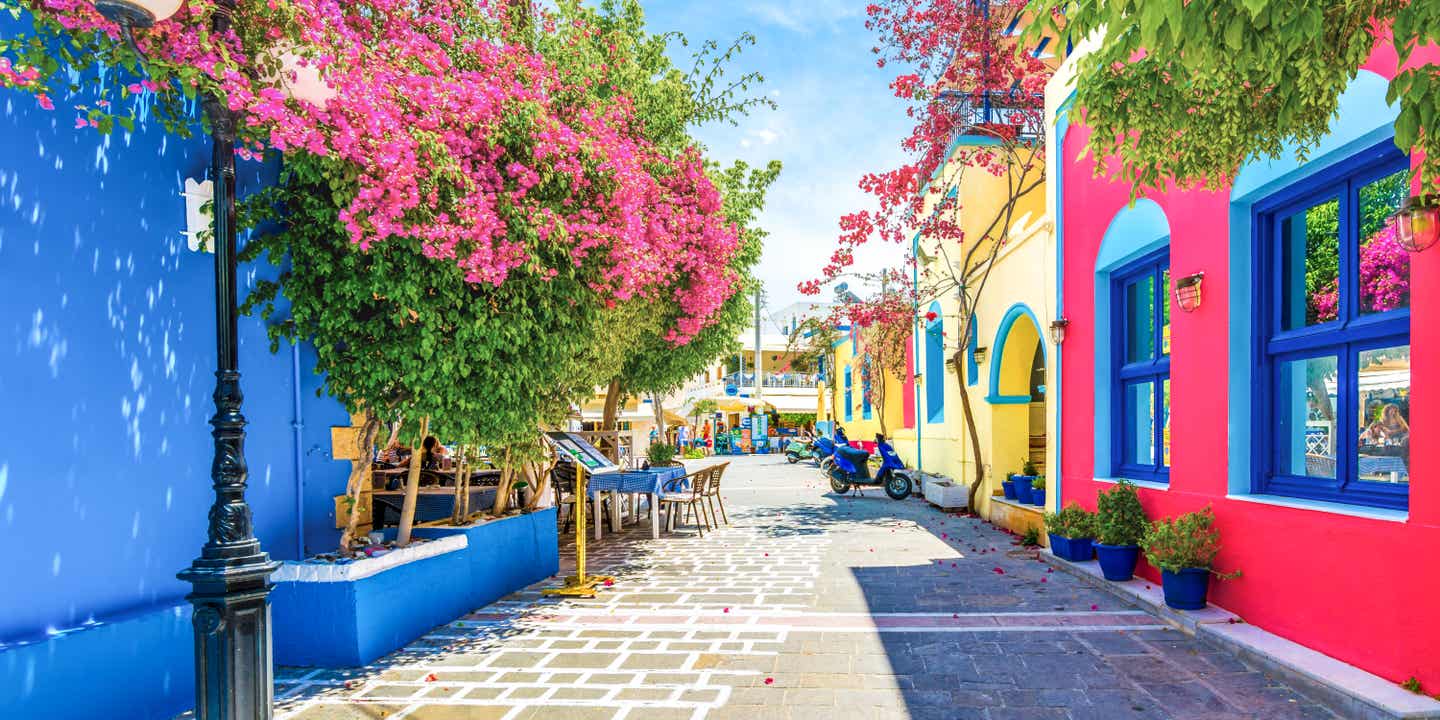 Kos-Tipp: Bunte Gassen mit Bougainvillea und Cafés in der Altstadt von Kos, Griechenland