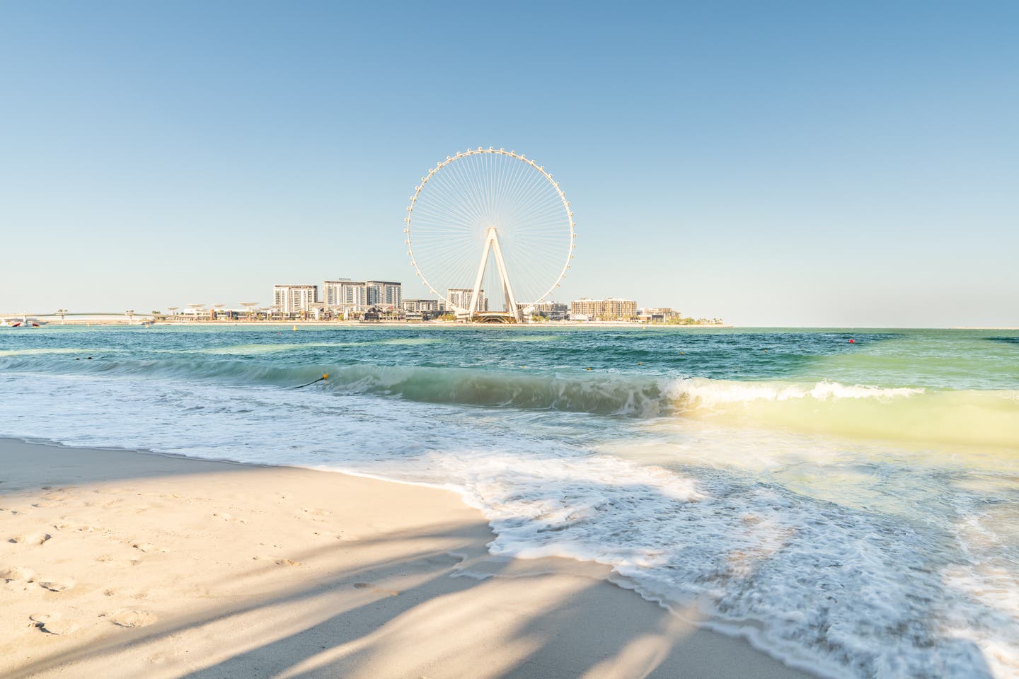 Strandabschnitt mit Ausblick aufs Meer und die Skyline