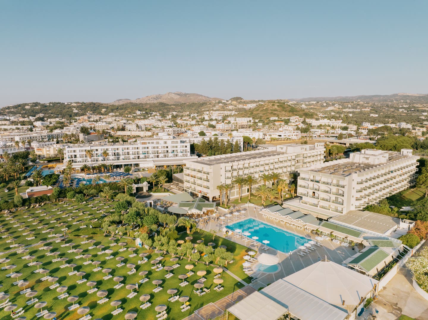 Außenansicht der gesamten Hotelanlage mit Strand