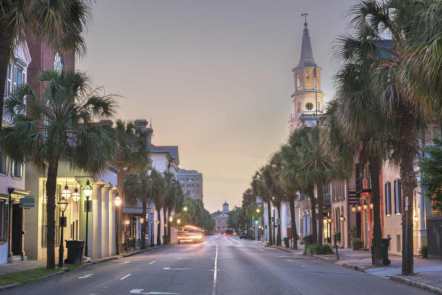 South Carolina Urlaub mit DERTOUR. Straße in Charlestons French Quarter in der Abenddämmerung