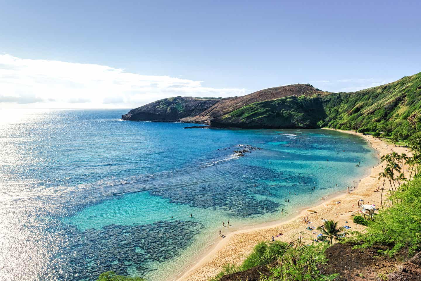 anauma Bucht auf der Insel Oahu, Hawaii, mit türkisfarbenem Wasser, Korallenriffen und Sandstrand aus der Vogelperspektive