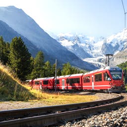 schweiz-alpen-zug-in-berglandschaft-g-908264570.jpg