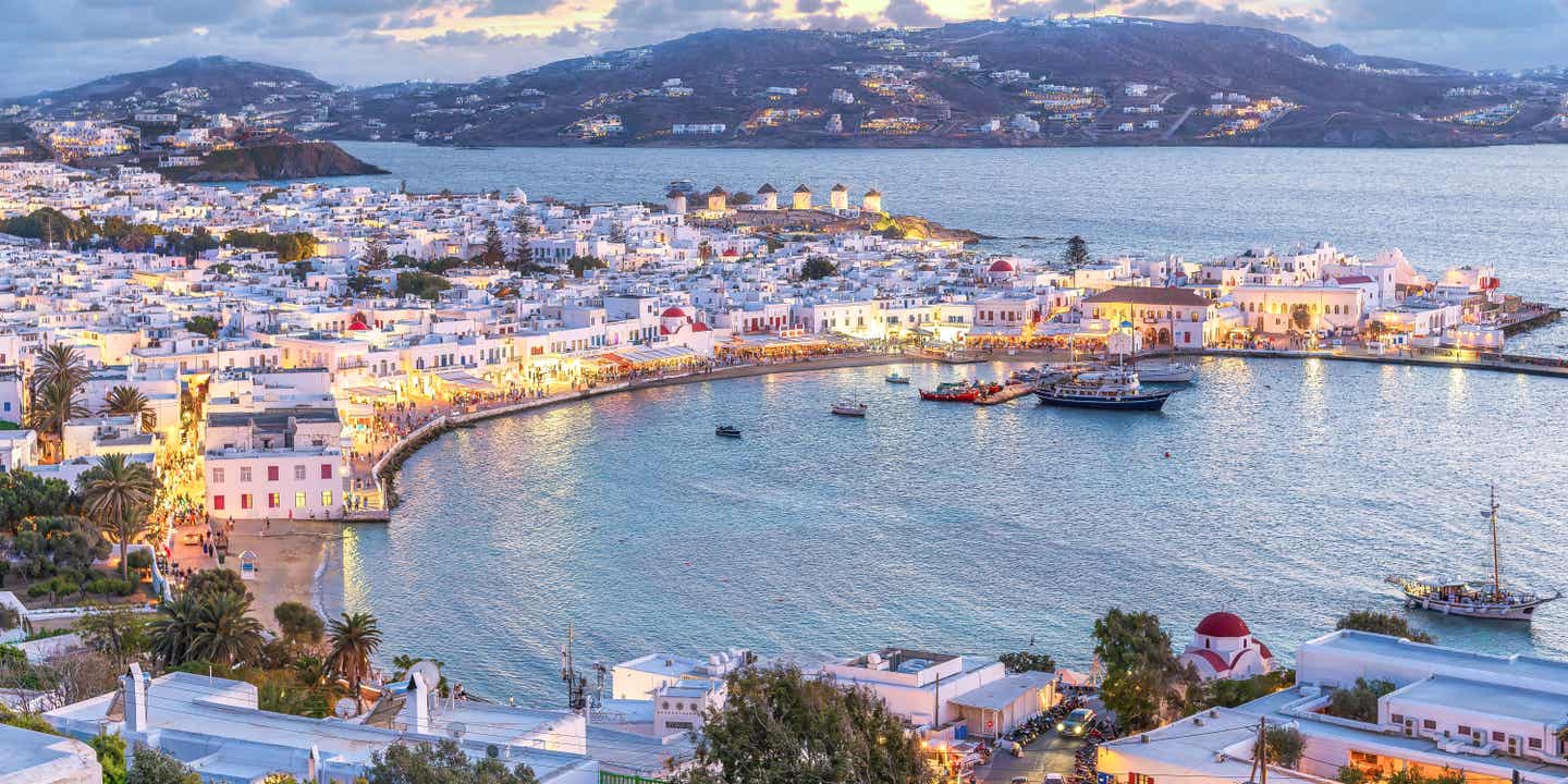 Blick auf die Bucht von Mykonos-Stadt zum Sonnenuntergang
