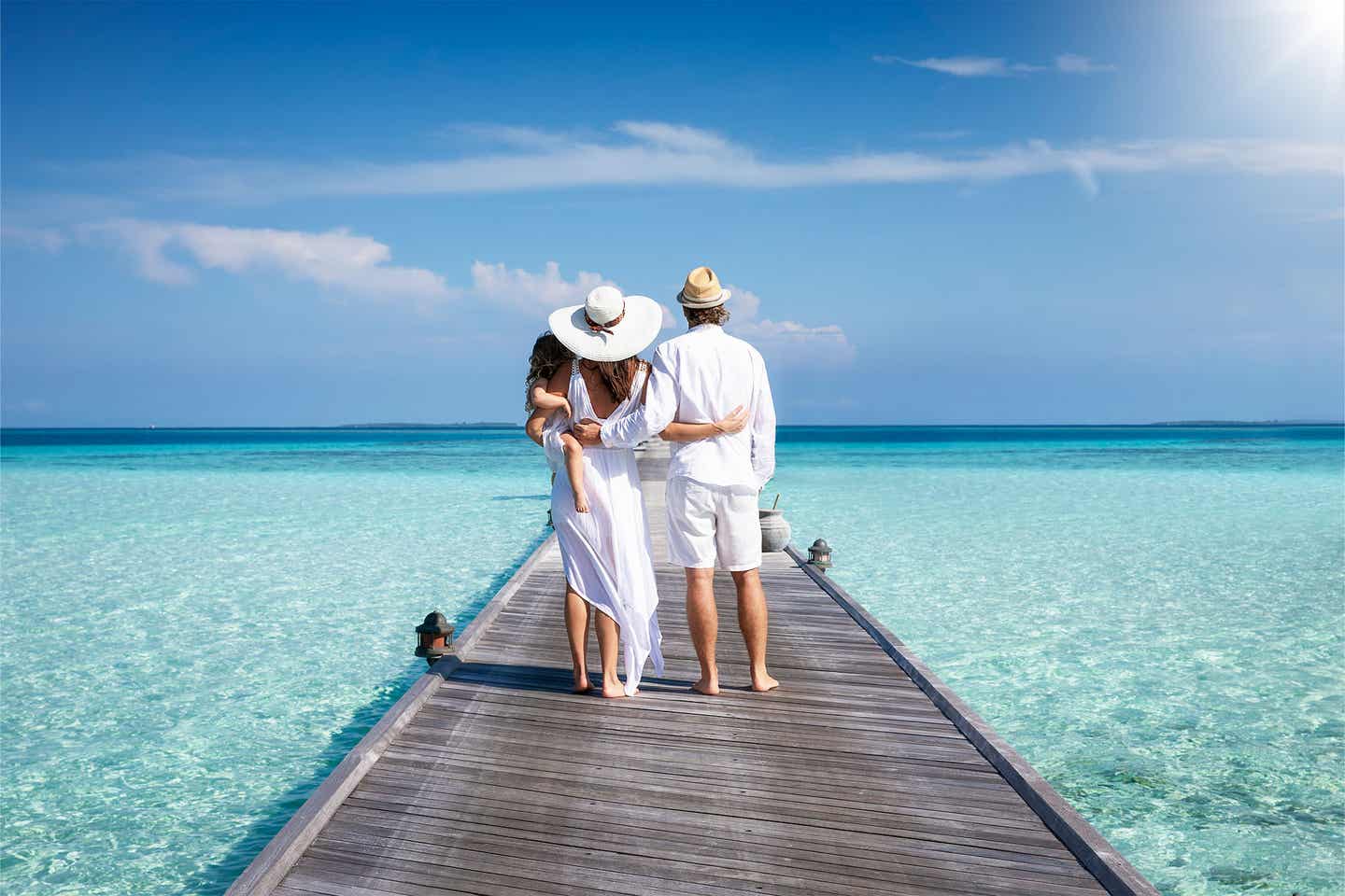 Familienurlaub Luxus: Familie auf einem Steg im Wasser