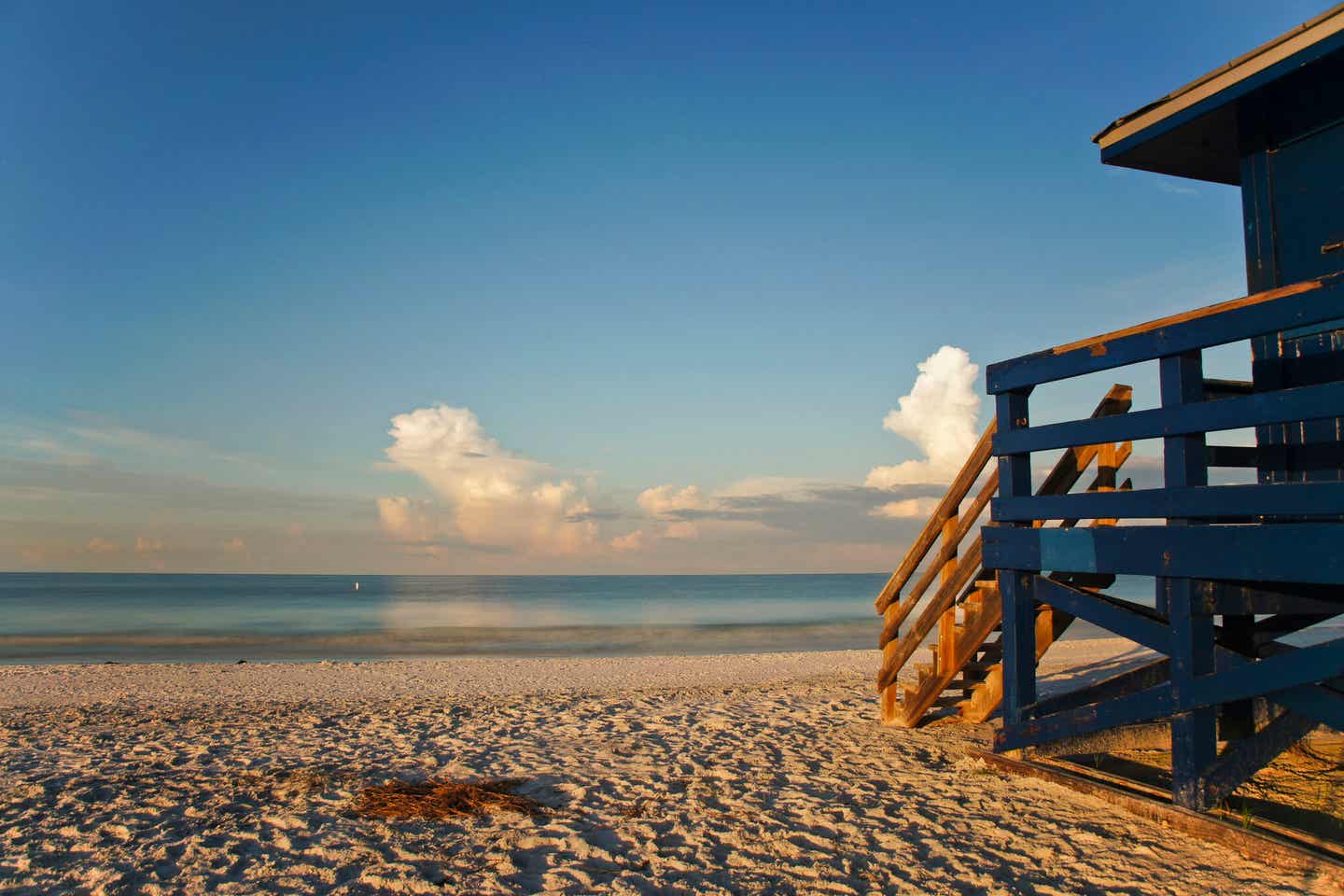 Angeschnittener Rettungsschwimmerturm an Floridas Strand Siesta Beach im Morgenlicht