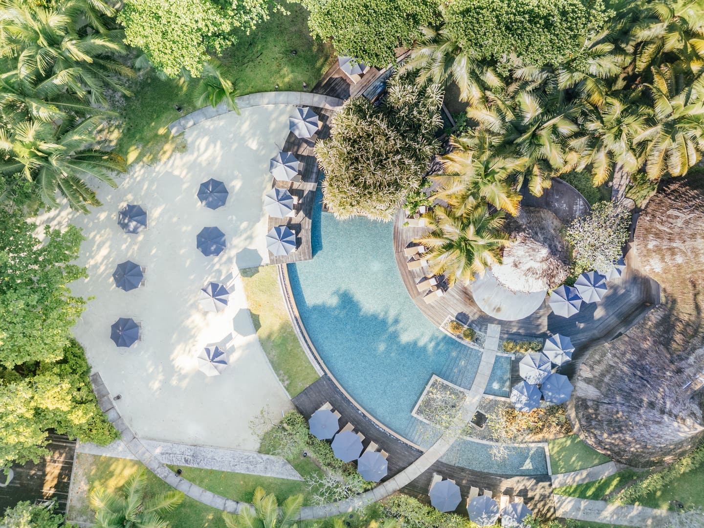 Drohnenbild einer Sonnenterrasse an einem weiteren Pool in der Hotelanlage