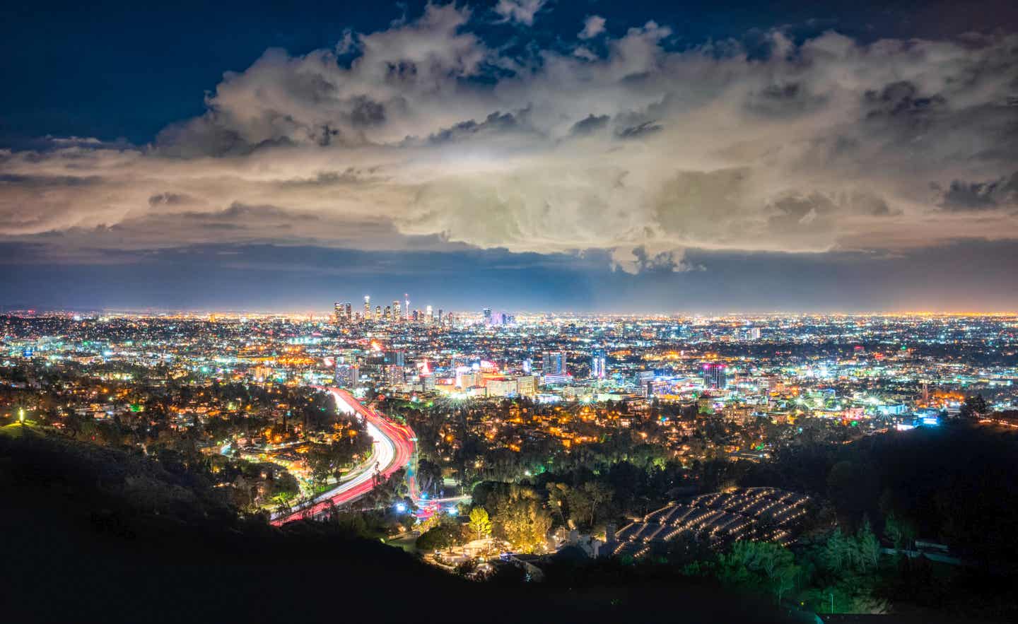 Blick vom Mulholland Drive Los Angeles bei Nacht auf die Stadt Los Angeles mit wolkenverhangenem Himmel. 