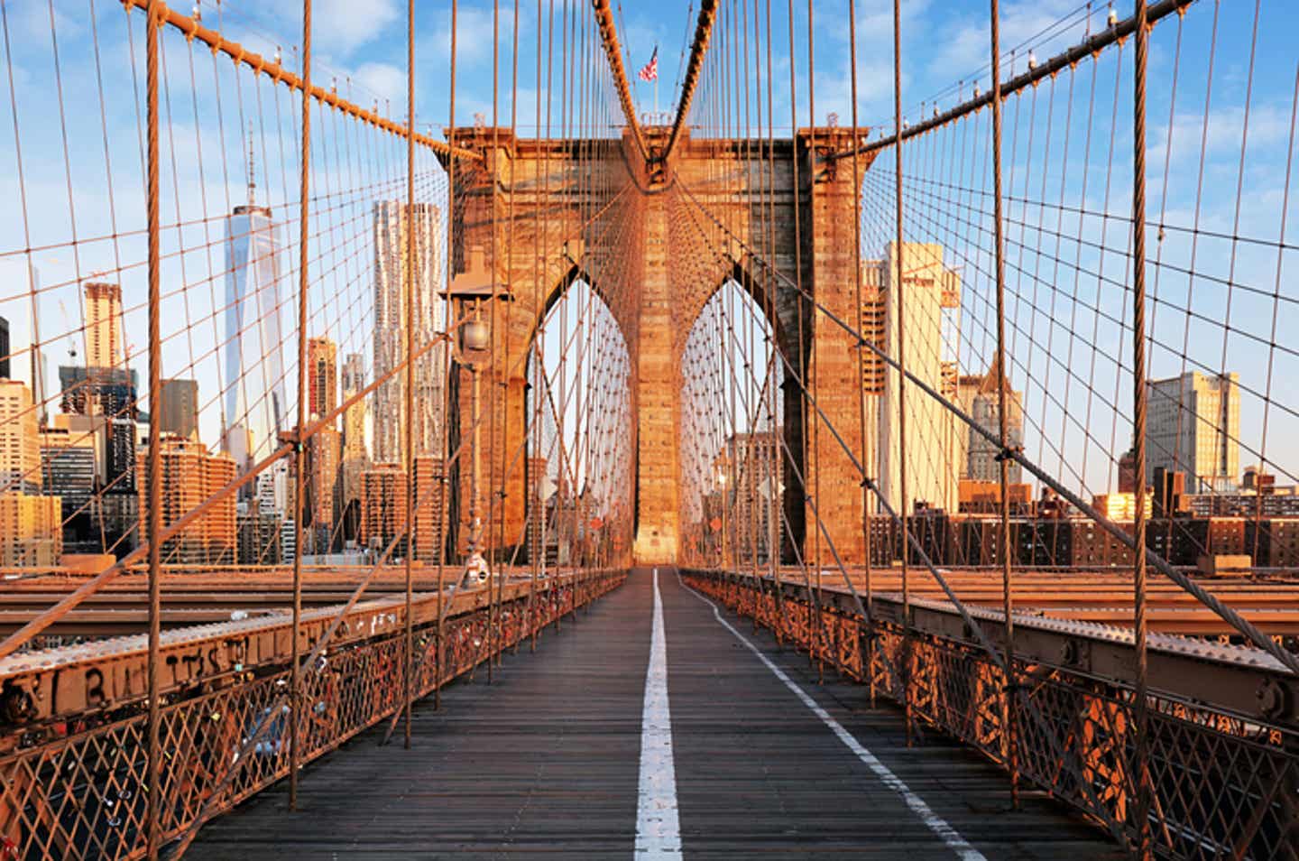 Blick über die Brooklyn Bridge nach Manhatten in New York City