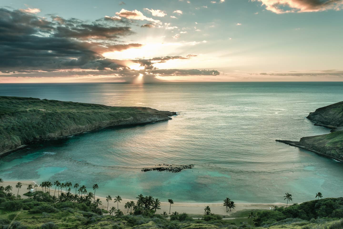 Oahu Urlaub mit DERTOUR. Luftaufnahme der Hanuma Bay auf Oahu