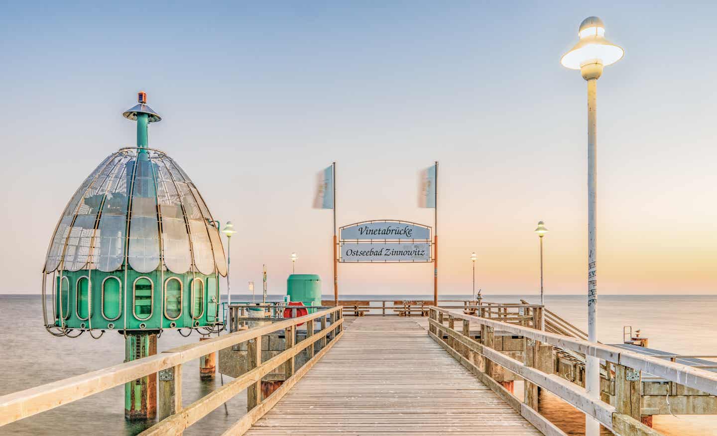 Usedom Urlaub mit DERTOUR. Die Seebrücke von Zinnowitz in der Abenddämmerung