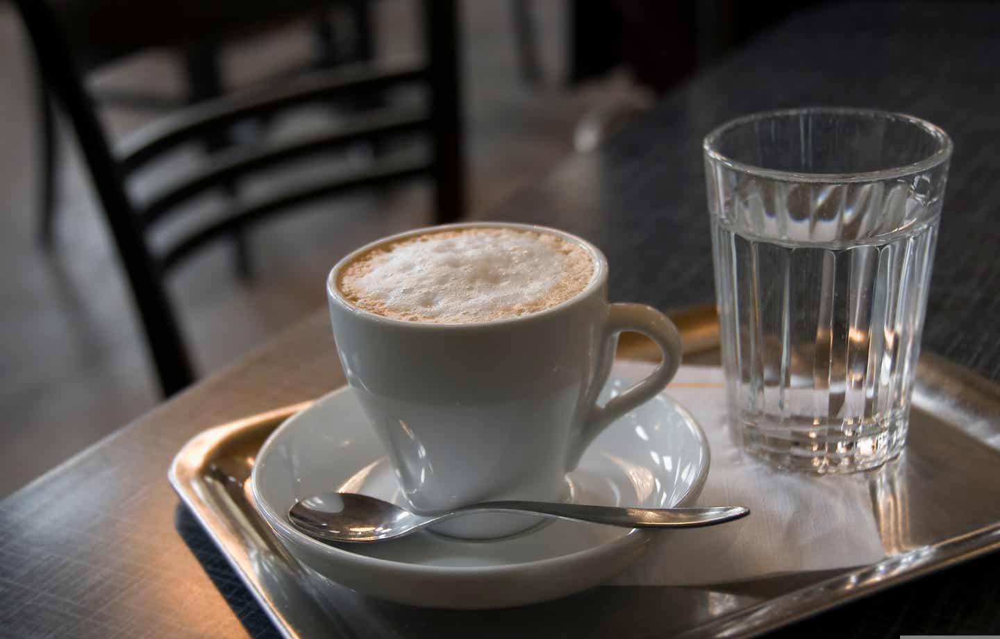 Eine Melange auf einem Tisch im Café