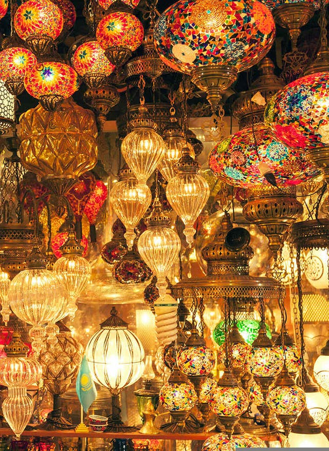 Türkei Basar Türkischer Basar mit bunten Lichtern und orientalischen Lampenschirmen