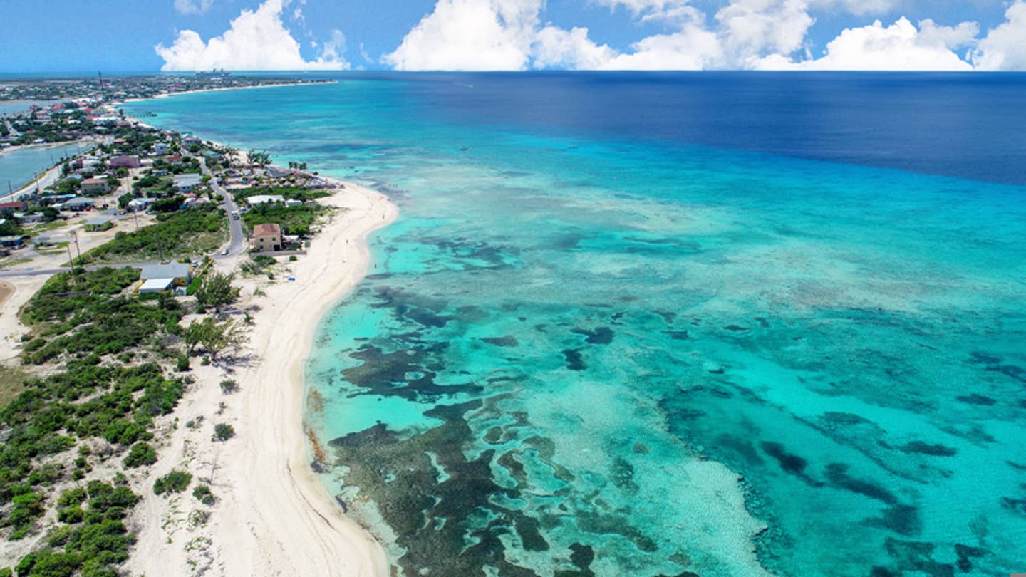 Rundreisen St. Martin: Luftbild eines Strandes auf St. Martin mit türkisblauem Meer davor