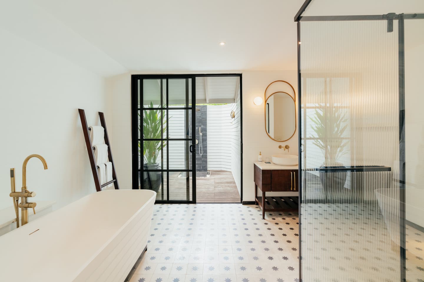 Komfortables Bad mit großer Badewanne und Außendusche in einer Deluxe Beach Pool Villa