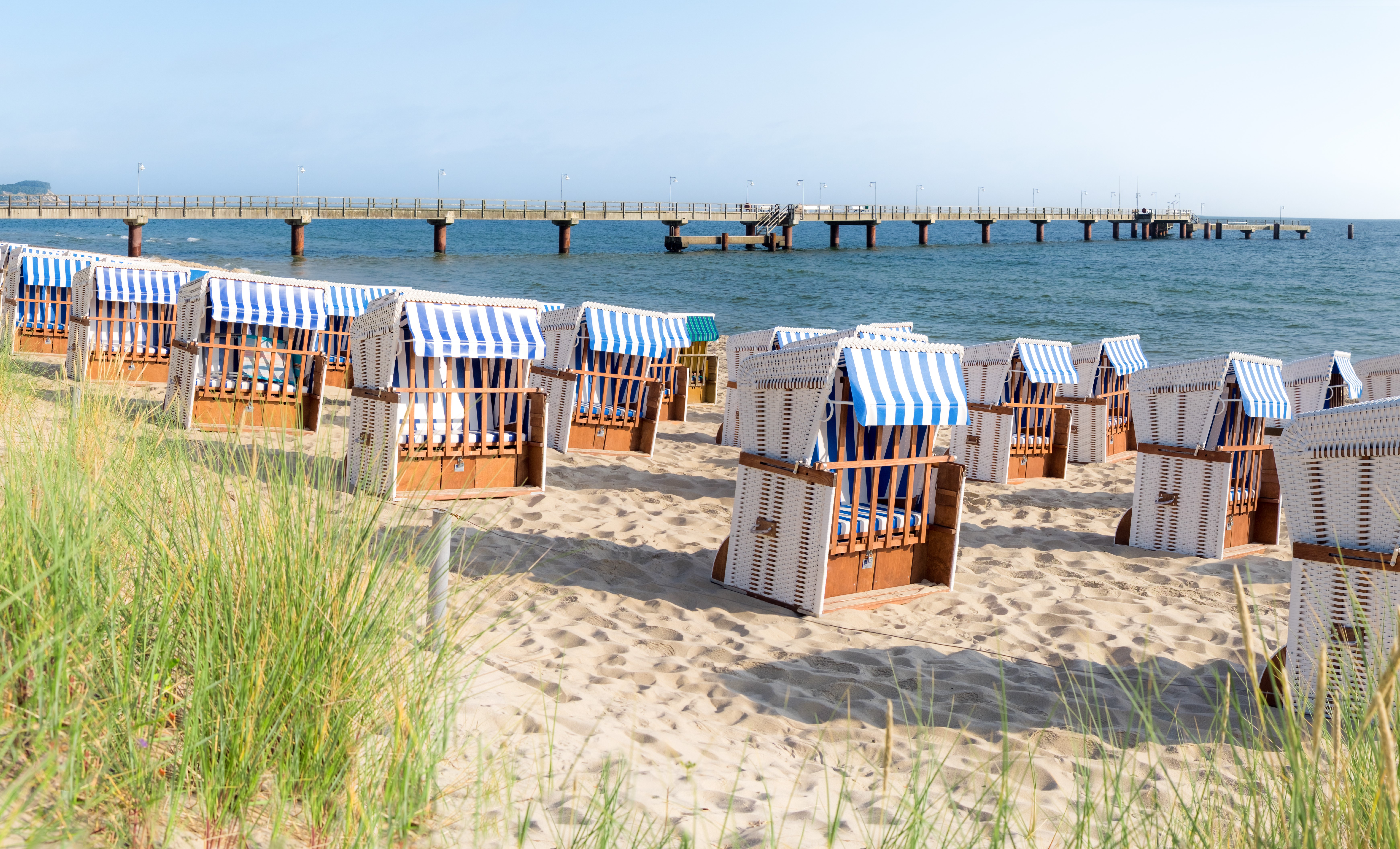 Rügen-Sandstrand-mit-traditionellen-Strandkörben-g-628836522_bearbeitet.jpg