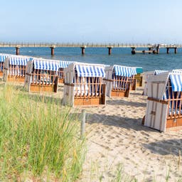 Rügen-Sandstrand-mit-traditionellen-Strandkörben-g-628836522_bearbeitet.jpg