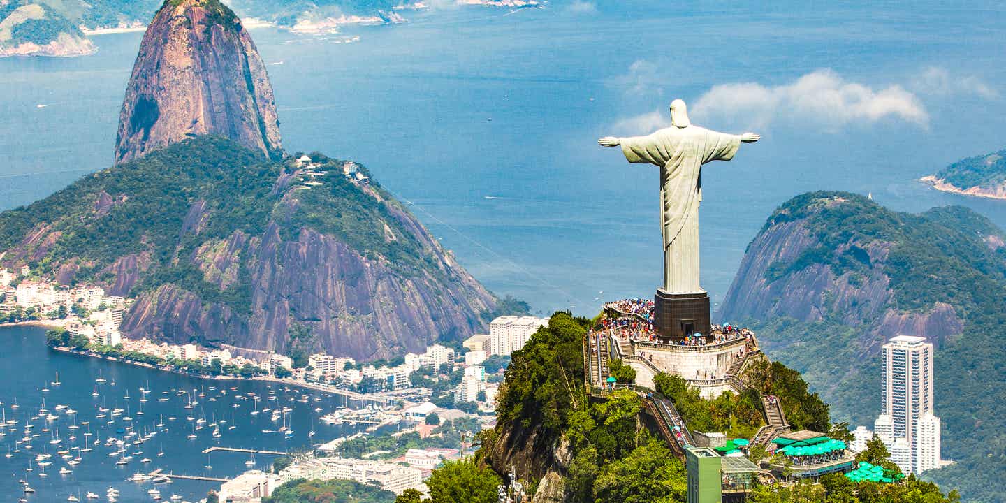 Die Christusstatue thront hoch über Rio de Janeiro