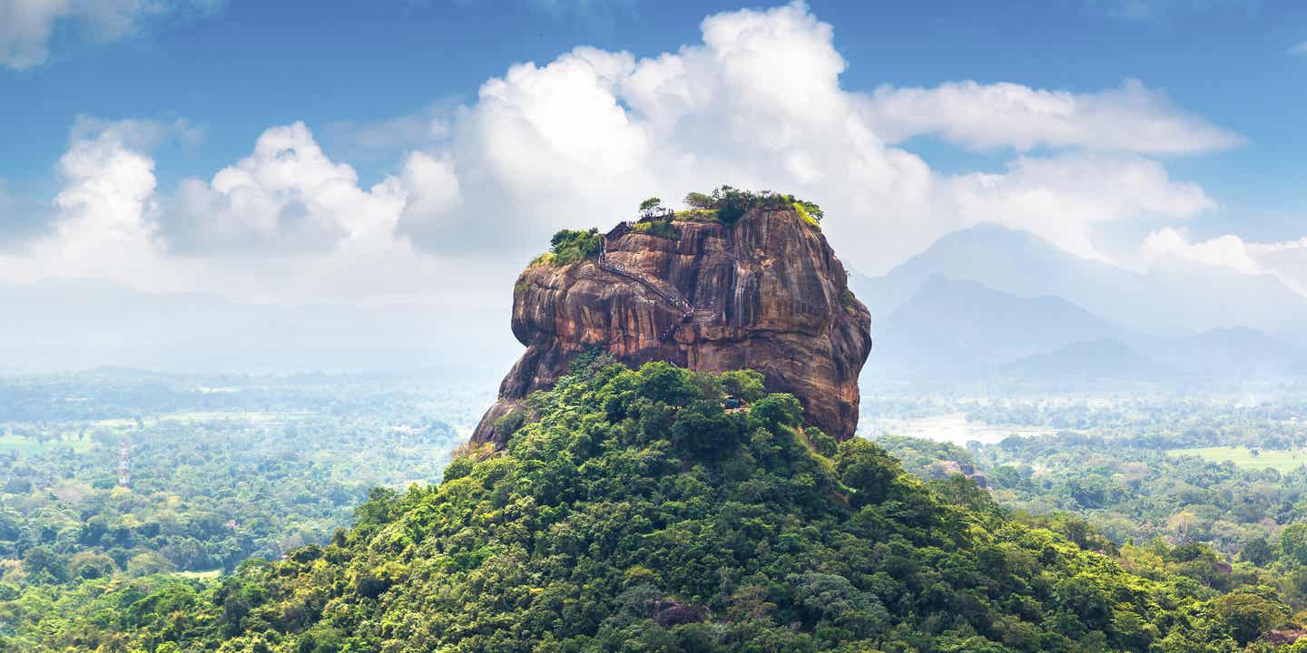 Der Felsenfestung von Sigiriya erhebt sich über dem Regenwald von Sri Lanka