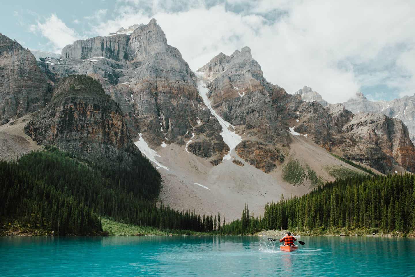 Kanadas Sehenswürdigkeiten: Mann fährt Kajak auf dem Lake Louise