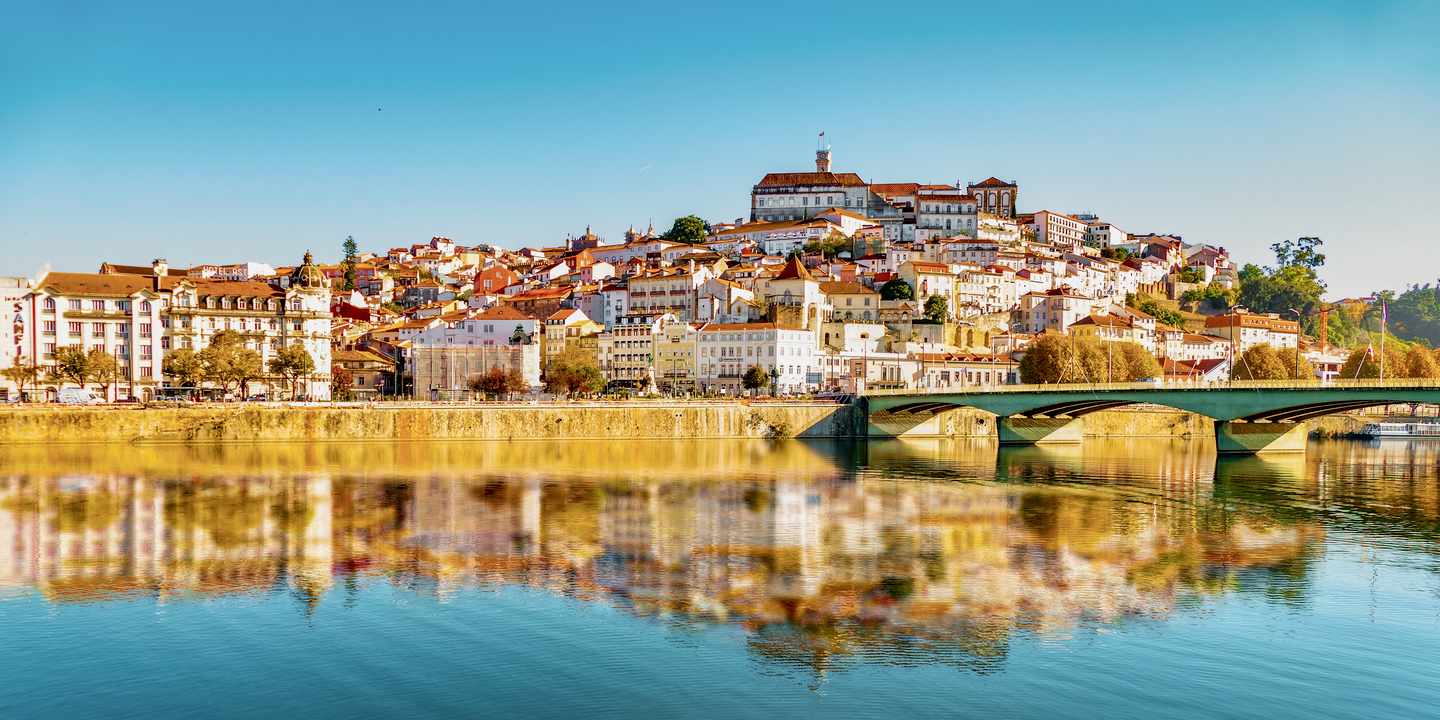 Panoramablick auf Coimbra mit Altstadt am Mondego-Fluss und Fontäne im Vordergrund